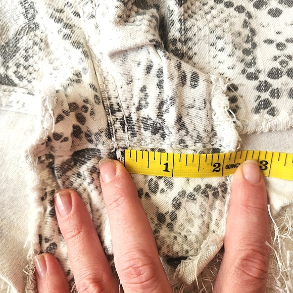 SEVEN7 Snakeskin Low-rise Denim Shorts, Size 26 - Picture 9 of 9